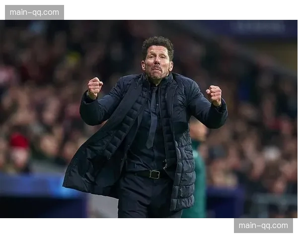 特写：终场哨响，因扎吉与西蒙尼两位少帅紧紧相拥