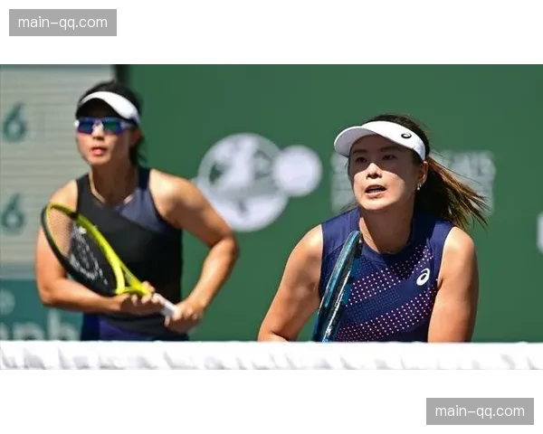 BMX泥地竞速团体接力表演赛,跨国组合赢得观众喝彩 BMX泥地竞速团体接力表演赛,跨国组合赢得观众喝彩