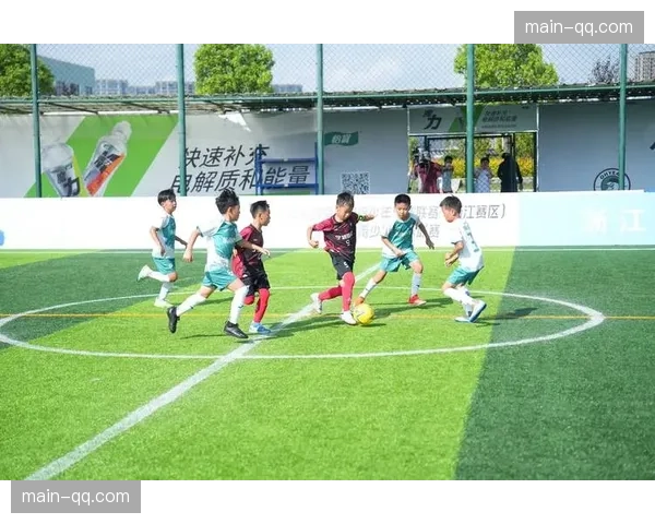 U8组小将首日对决展现拼搏精神，拱墅区校际联赛少年挥杆引关注